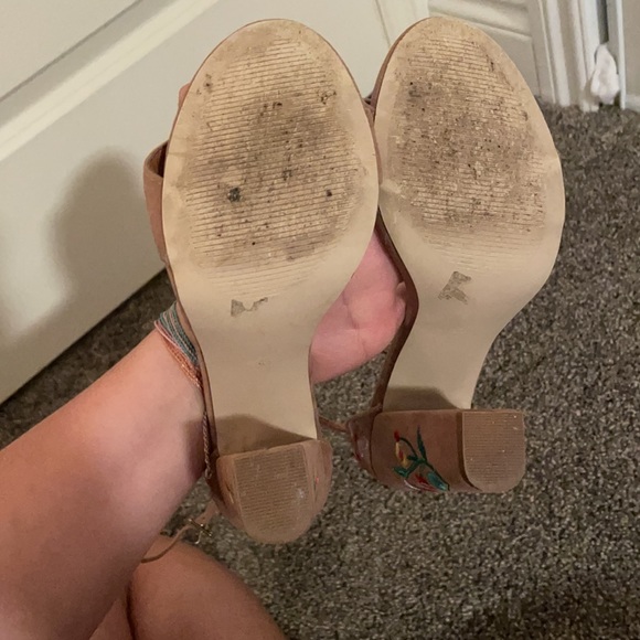 Embroidered shoes - Picture 4 of 4